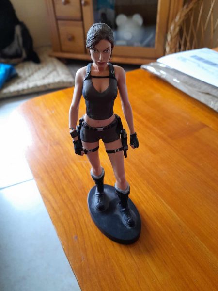 Figurine tombe raider 17 cm - edos int&eacute;ractive