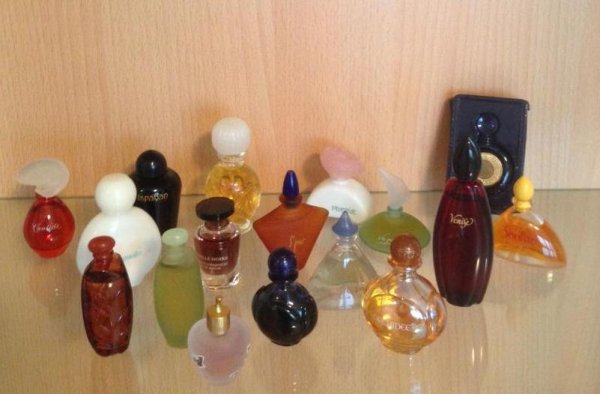 Vente Flacons parfum miniatures +objets publicitaires