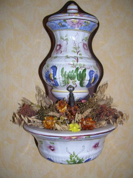 Vente Fontaine en céramique décorée sur un fond en bois
