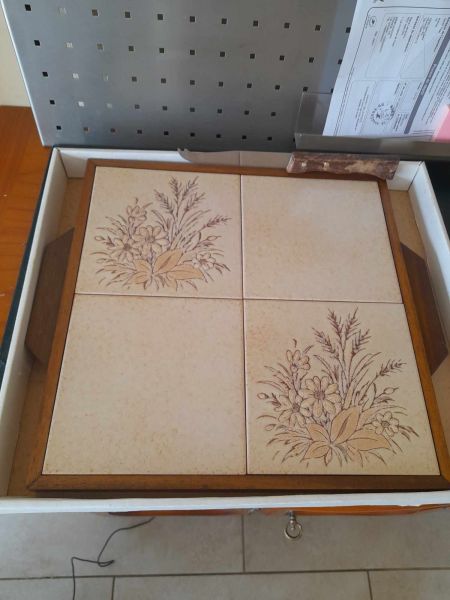 Grand dessous de plat en bois et faience - vintage