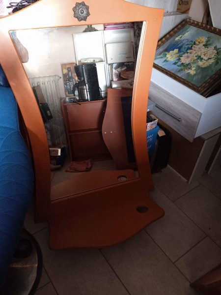 Grand miroir de salon de coiffure avec tablette