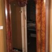 Grande armoire en bois verni.