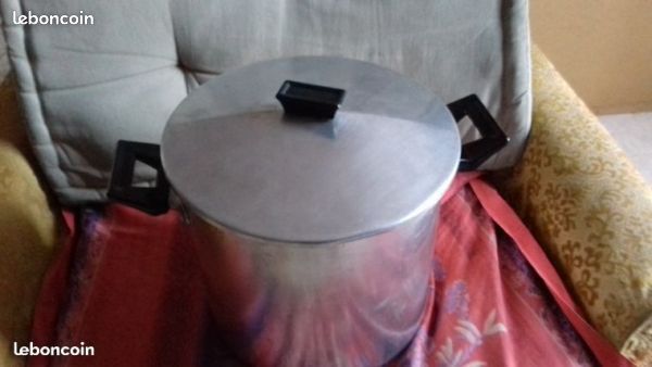 Vente Grande marmite en aluminium &amp; son couvercle