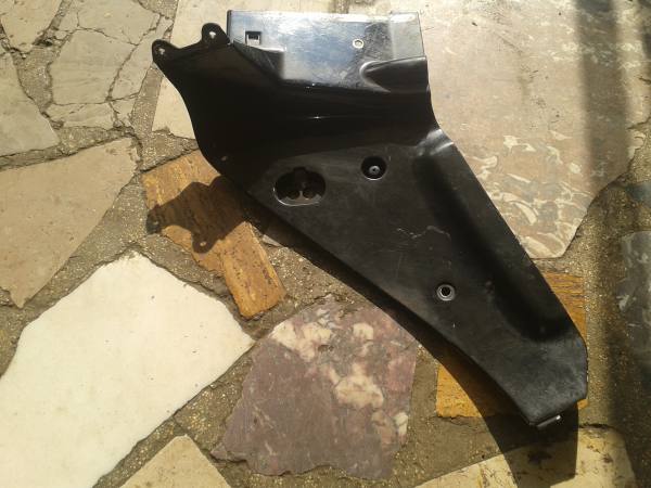 Annonce Int&eacute;rieur car&eacute;nage  droit honda 900 cbr 1993