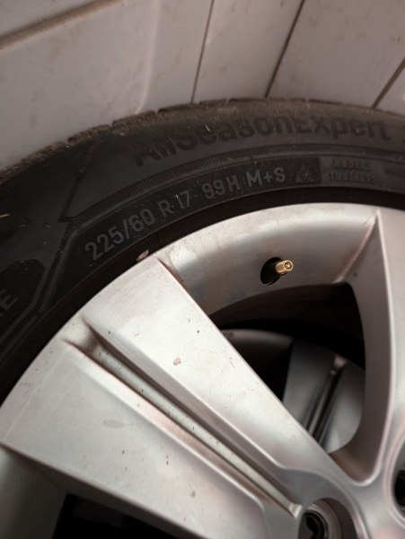 Jante et pneu &agrave; vendre pas cher