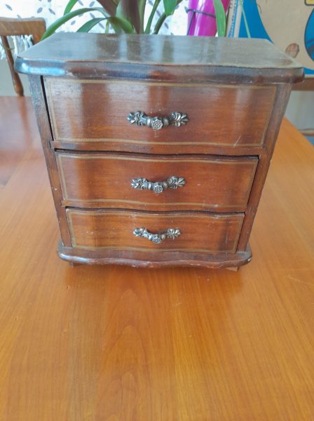 Jolie petite boite &agrave; bijoux musicale