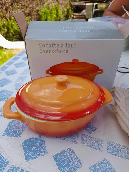 La cocotte mini ovale en céramique rouge 250 ml av