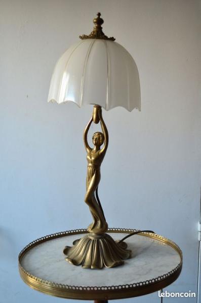 Lampe art d&eacute;co femme en bronze