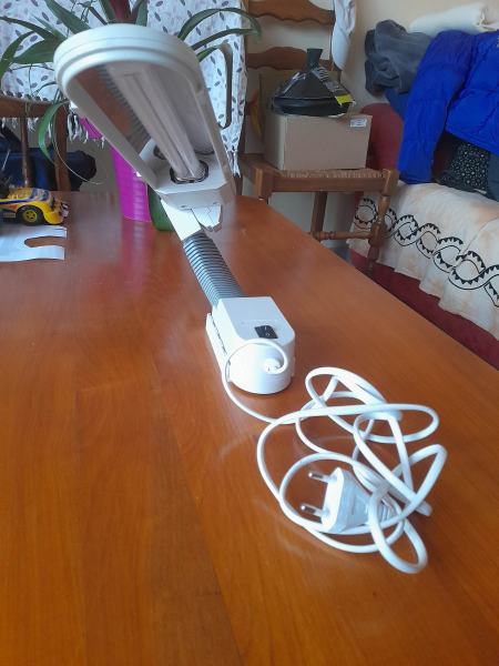 Annonce Lampe halog&egrave;ne de bureau &agrave; fixer ou &agrave; poser