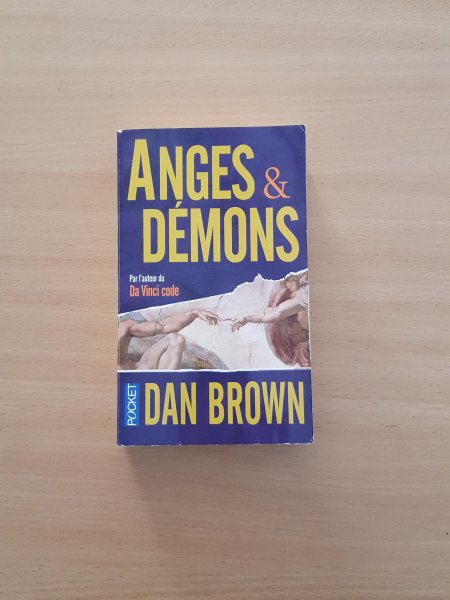 Le livre anges &amp; d&eacute;mons de dan brown