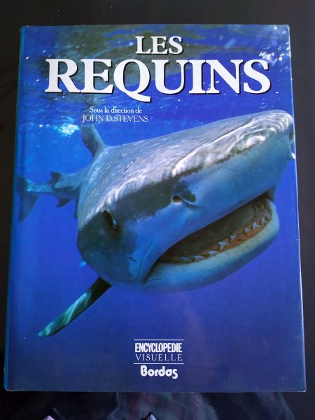 Les requins - john d.stevens - éditions bordas