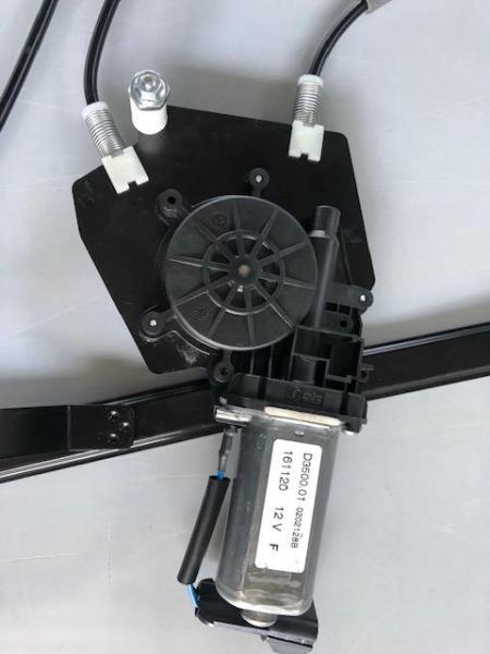 Vente L&egrave;ve vitre avant droit maserati quattroporte m139