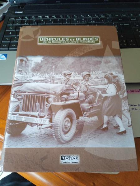 Livre /classeur  " véhicules et blindés "