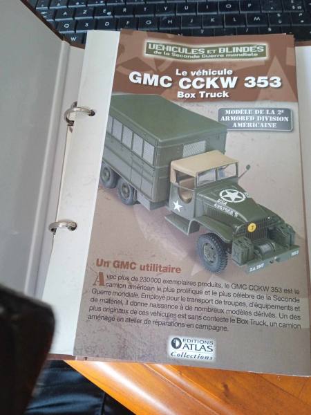 Vente Livre /classeur  " véhicules et blindés "