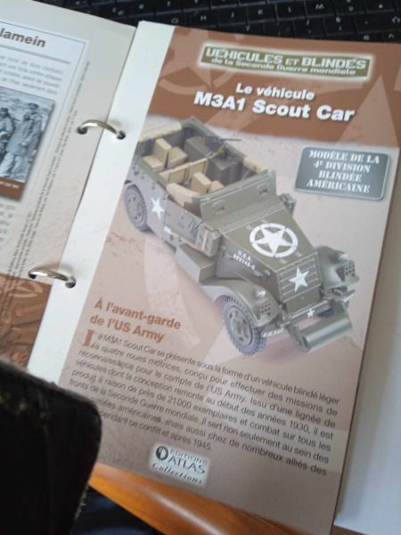 Livre /classeur  " véhicules et blindés " pas cher