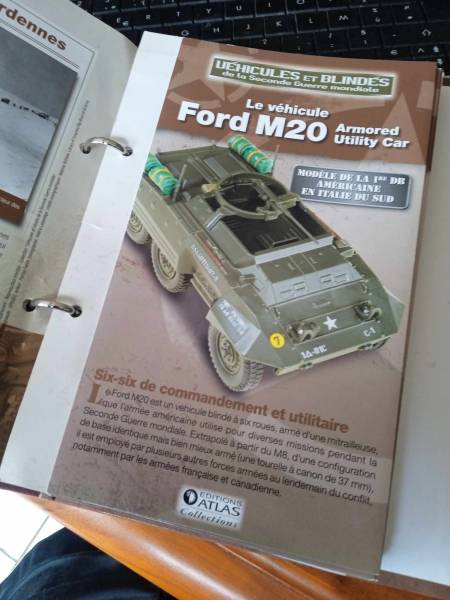 Annonce Livre /classeur  " véhicules et blindés "