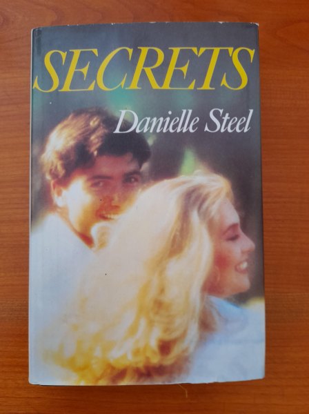 Livre danielle steel " secrets "