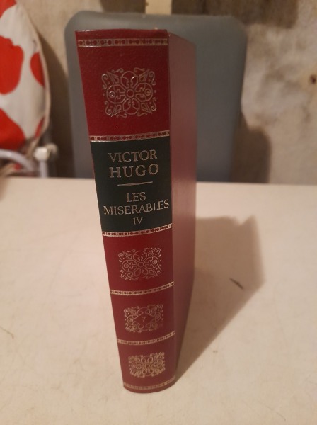 Livre victor hugo "les mis&eacute;rables iv "