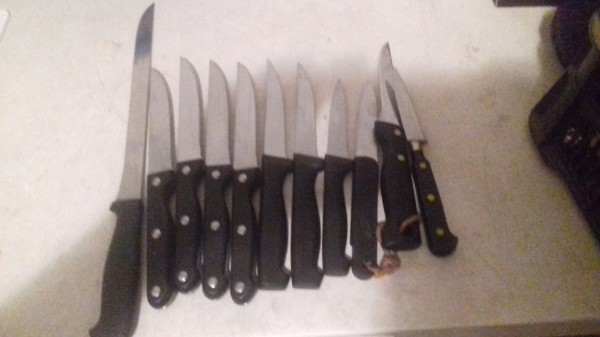 Lot 11 couteaux manches plastiques noirs inox