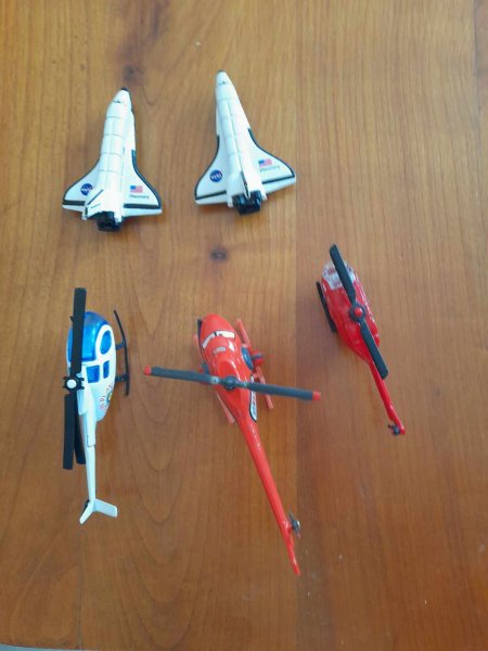 Vente Lot 2 avions miniature et 3 hélicoptère en métal