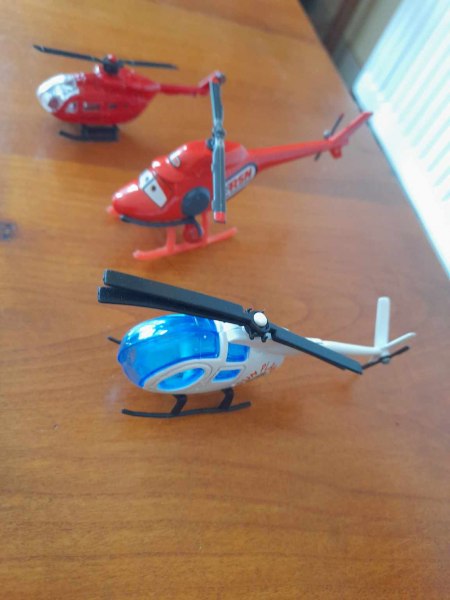 Annonce Lot 2 avions miniature et 3 hélicoptère en métal