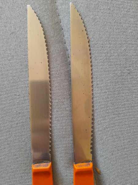 Vente Lot 2 couteaux - manche plastique -