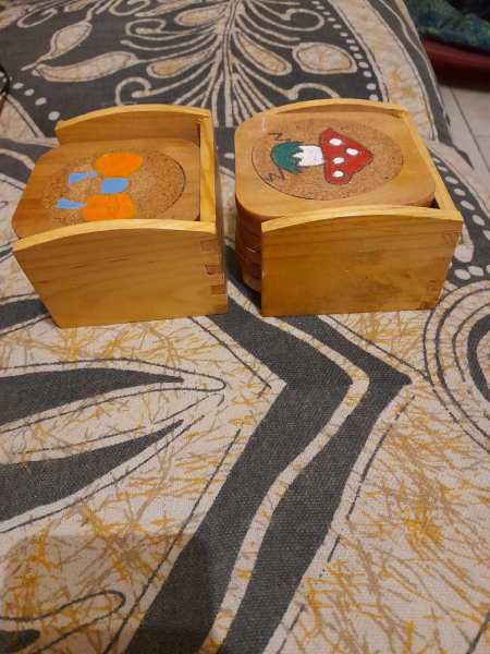 Vente Lot 2 pr&eacute;sentoirs avec 11 sous bock bois et li&egrave;ges