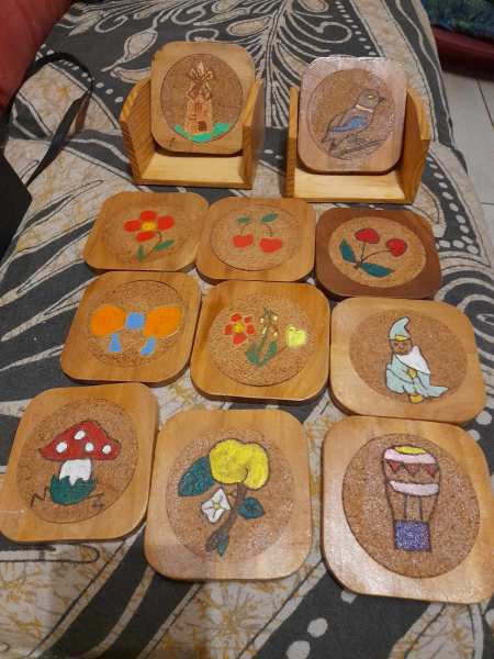 Lot 2 pr&eacute;sentoirs avec 11 sous bock bois et li&egrave;ges