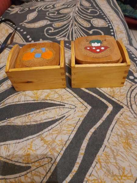 Annonce Lot 2 pr&eacute;sentoirs avec 11 sous bock bois et li&egrave;ges