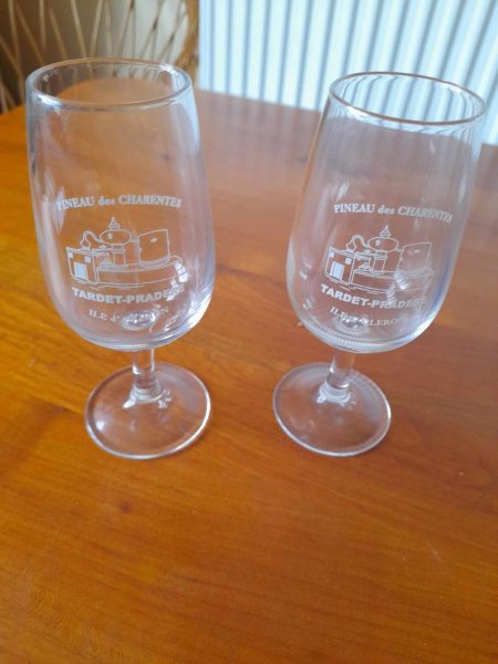 Lot 2 verres publicitaires pineau des charentes