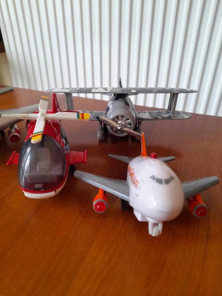 Annonce Lot 3 avions miniature et 1 hélicoptère
