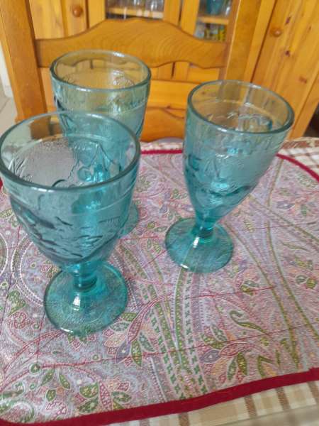 Lot 3 coupes &agrave; glaces en verre moul&eacute; turquoise