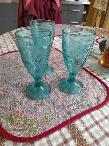Vente Lot 3 coupes &agrave; glaces en verre moul&eacute; turquoise