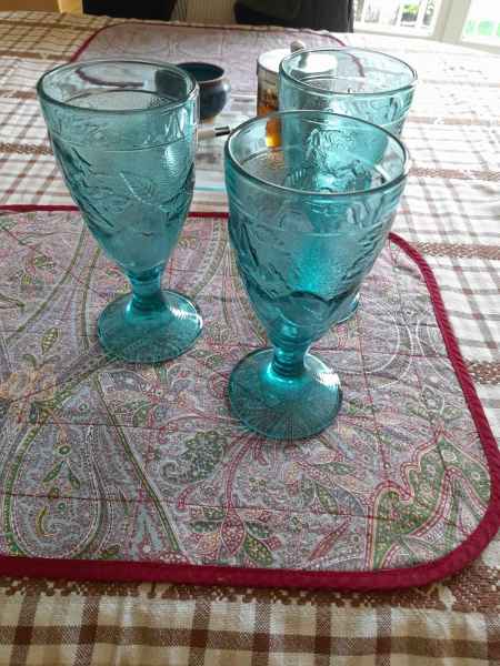 Annonce Lot 3 coupes &agrave; glaces en verre moul&eacute; turquoise