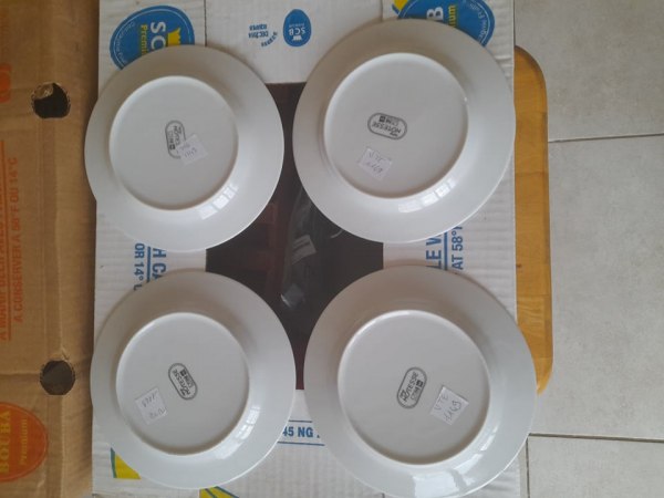 Vente Lot 4 assiettes &agrave; desserts ligne hotesse