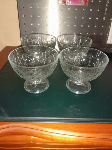 Lot 4 coupes à glace en verre moulé transparent