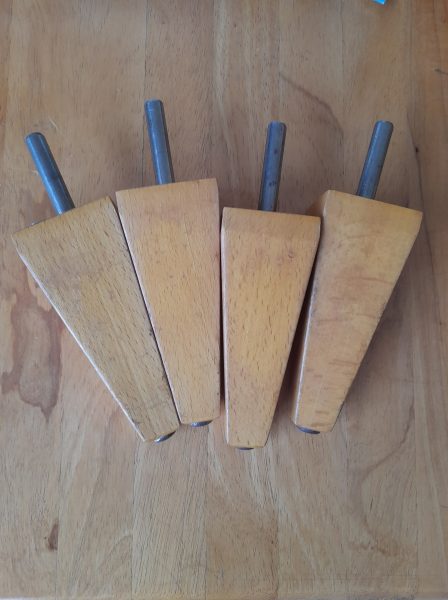 Lot 4 pied en bois table de chevet, sommier,...