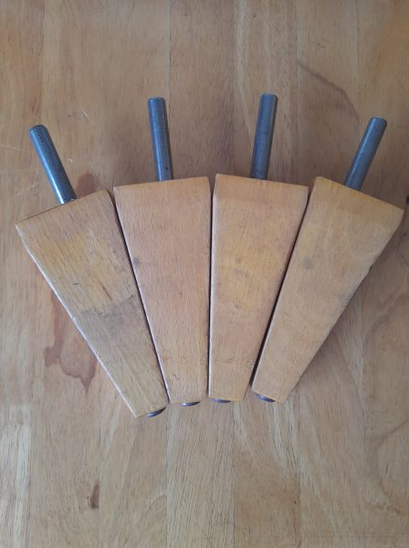 Vente Lot 4 pied en bois table de chevet, sommier,...