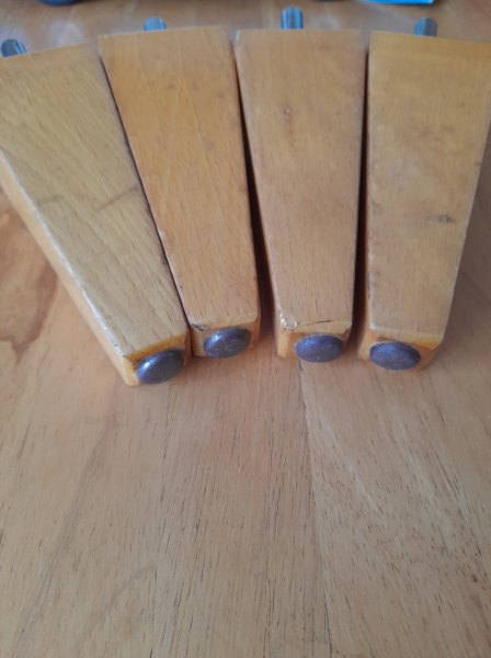 Lot 4 pied en bois table de chevet, sommier,... pas cher