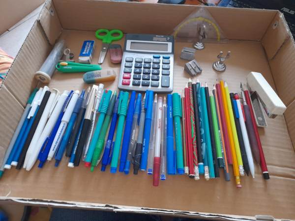 Lot 55 fournitures de bureau , &eacute;cole - stylos