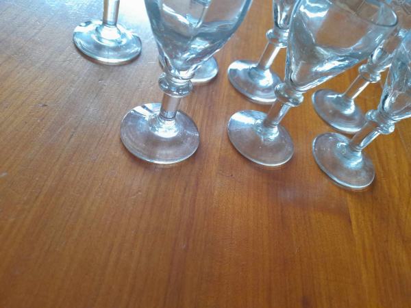 Vente Lot 7 verres &agrave; liqueurs sur pied