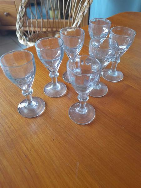 Lot 7 verres &agrave; liqueurs sur pied