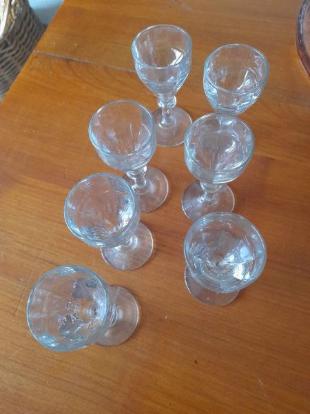 Annonce Lot 7 verres &agrave; liqueurs sur pied