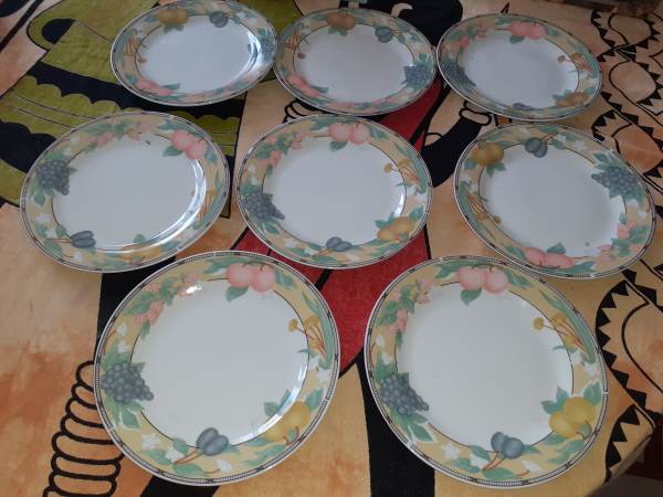 Lot 8 assiettes plates