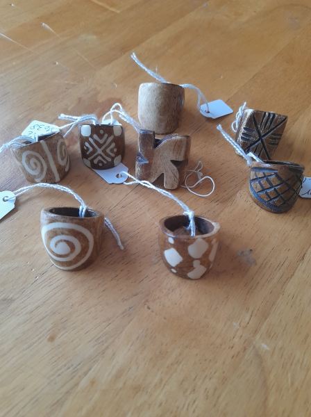 Lot 8 bagues tib&eacute;taine en os