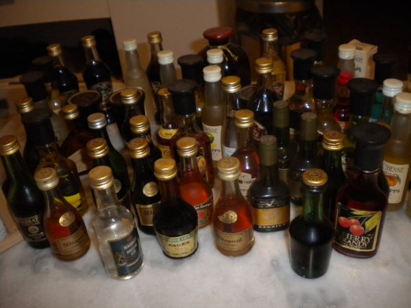 Lot d'environ 300 a 350 mignonnettes alcools pas cher