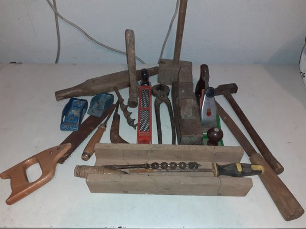 Lot d'outils anciens pour menuiserie