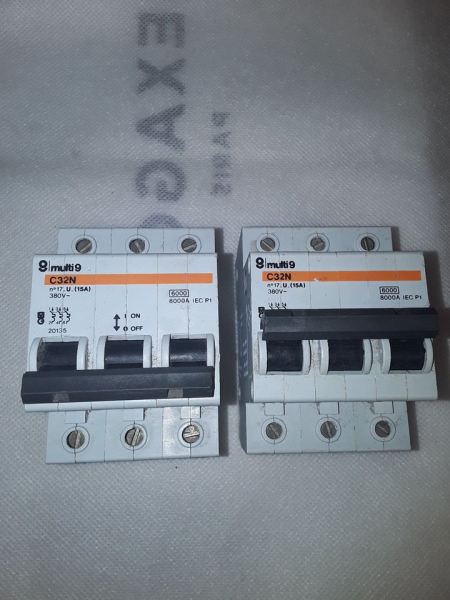 Lot de 2 disjoncteurs3p merlin g&eacute;rin 20135