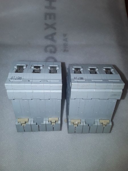 Vente Lot de 2 disjoncteurs3p merlin g&eacute;rin 20135