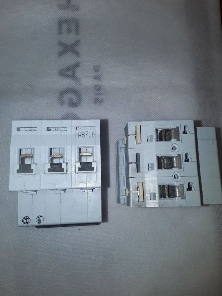 Lot de 2 disjoncteurs3p merlin g&eacute;rin 20135 pas cher